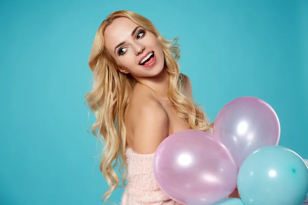 Blonde Frau mit Luftballons — Stockfoto