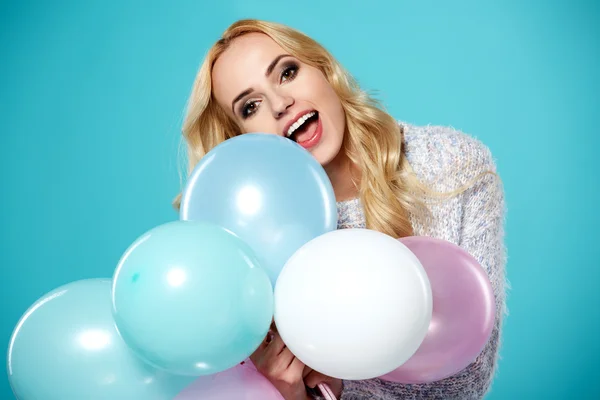 Mujer rubia con globos — Foto de Stock