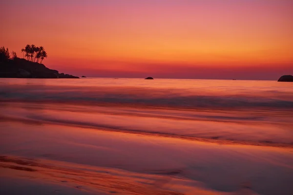 Magnifique coucher de soleil sur la plage — Photo