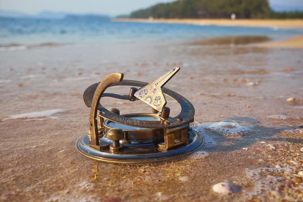 Beach with vintage sundial — Stock Photo, Image