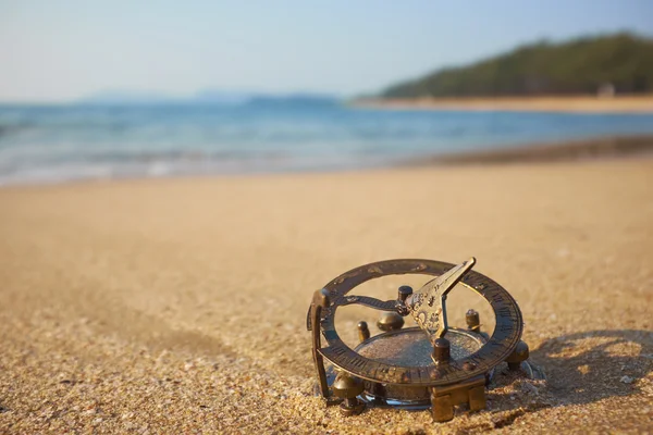 Пляж з вінтажним сонячним годинником — стокове фото