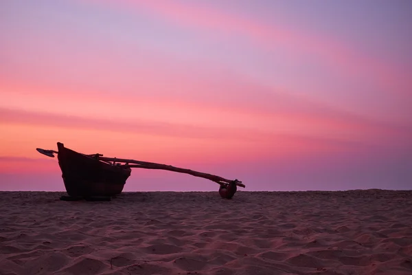 Zonsondergang op het strand met boot — Stockfoto