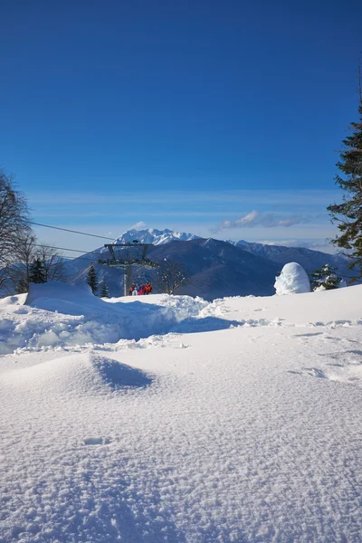 Montañas con esquí, pistas de snowdoarding — Foto de Stock