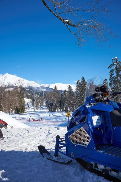 Motoneige bleue sur les montagnes — Photo