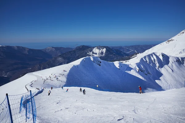 Montanhas com esqui, pistas de snowdoarding — Fotografia de Stock