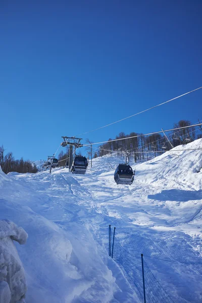 Bergen met ski, snowdoarding hellingen — Stockfoto