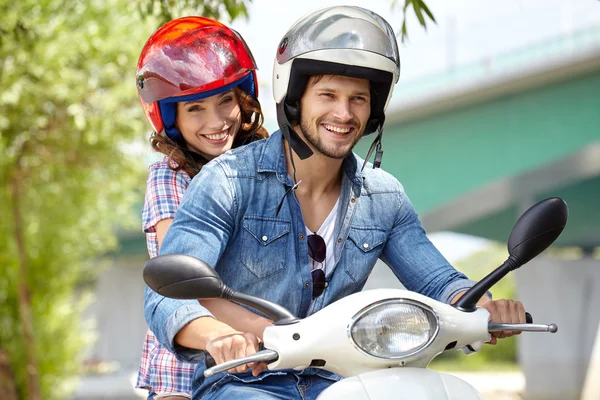 Casal em scooter dirigindo juntos — Fotografia de Stock