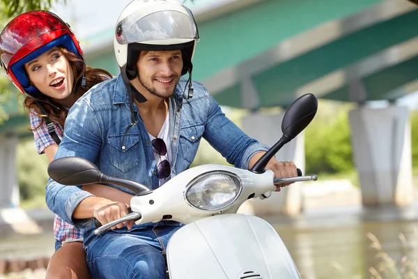 Casal em scooter dirigindo juntos — Fotografia de Stock