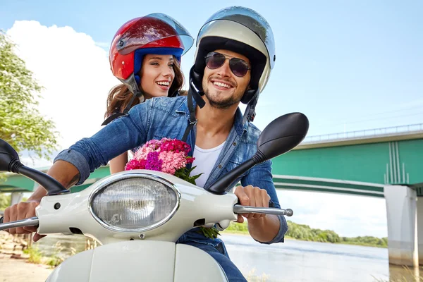 Casal em scooter dirigindo juntos — Fotografia de Stock