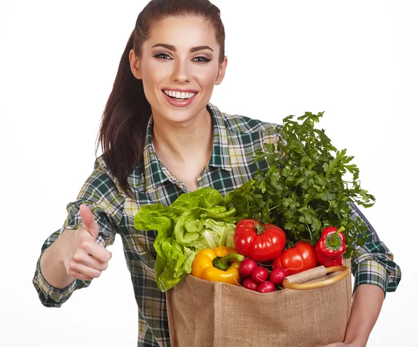 Женщина с продуктами в сумке — стоковое фото
