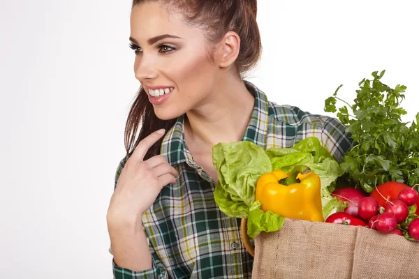 Femme avec épicerie en sac — Photo