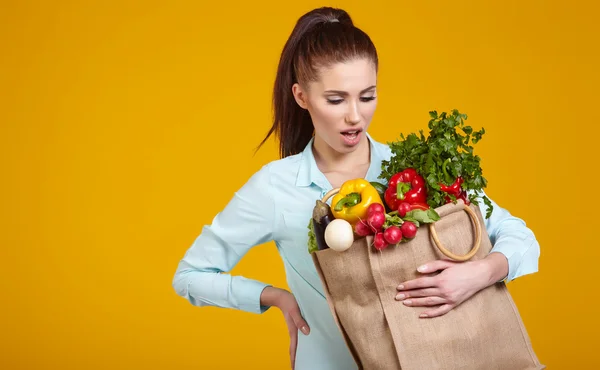 蔬菜在包里的女人 — 图库照片