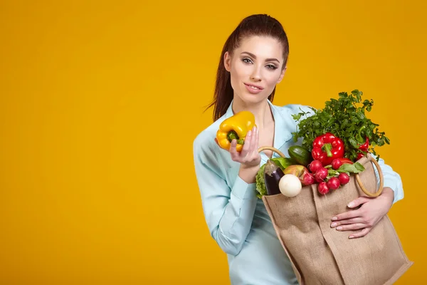 Mulher com legumes no saco — Fotografia de Stock