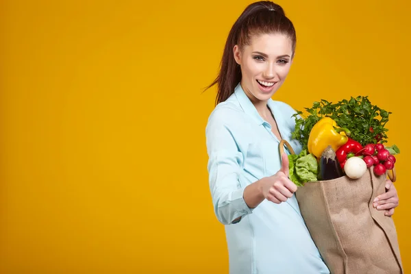 Mujer con verduras en bolsa — Foto de Stock