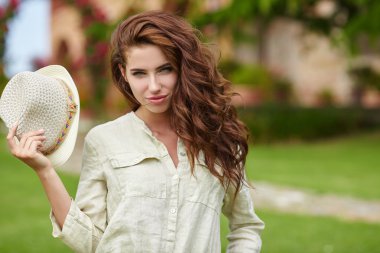 Şapkalı kızın portresi.