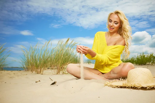 Blond flicka på stranden — Stockfoto
