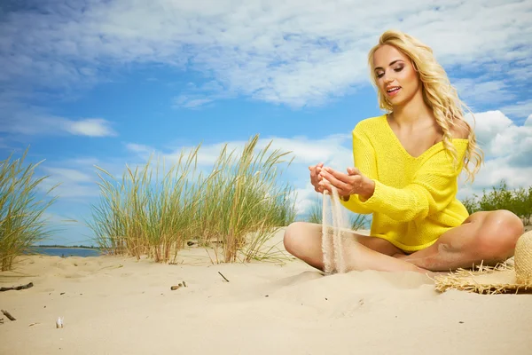 Plajda sarışın kız — Stok fotoğraf