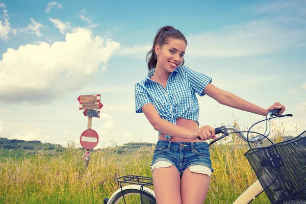 Donna in piedi con bici — Foto Stock