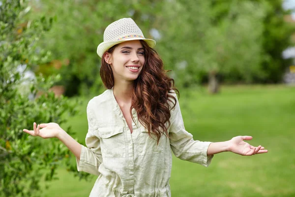 Portret van meisje met hoed — Stockfoto