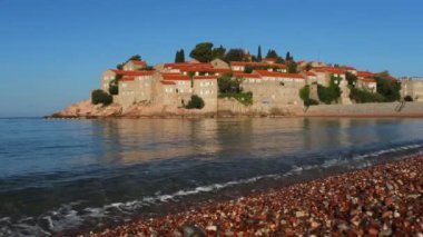 Beach yakınındaki adanın, Sveti Stefan, Karadağ