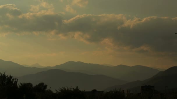 Atterrissage de l'avion au lever du soleil — Video