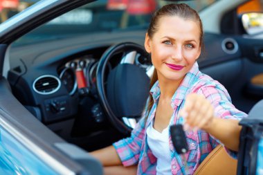 Anahtar bulunan bir Cabrio arabada oturan genç güzel kadın