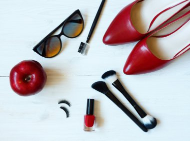 Temel moda kadın nesneler üzerinde ahşap arka plan