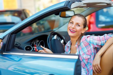 Anahtar bulunan bir Cabrio arabada oturan genç güzel kadın