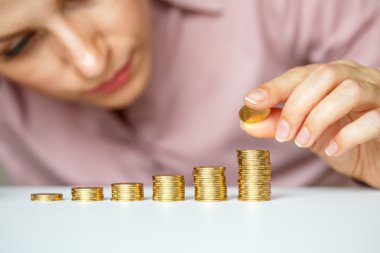 Sütun artan içine altın istifleme kadın