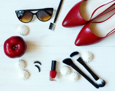 Temel moda kadın nesneler üzerinde ahşap arka plan