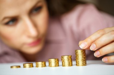 Sütun artan içine altın istifleme kadın