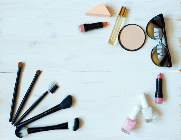 Verschillende make-up producten op houten achtergrond met copyspace — Stockfoto