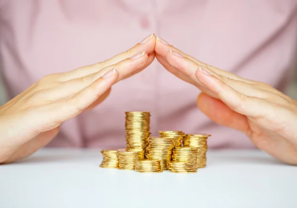 Proteja el nuevo concepto de creación de empresas con las manos y las monedas — Foto de Stock