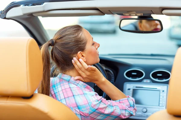 Femeia corectează machiajul uitându-se în oglinda retrovizoare într-un conver — Fotografie, imagine de stoc
