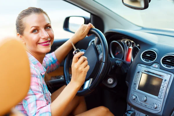 Mujer sentada en un convertible y va a arrancar el motor — Foto de Stock