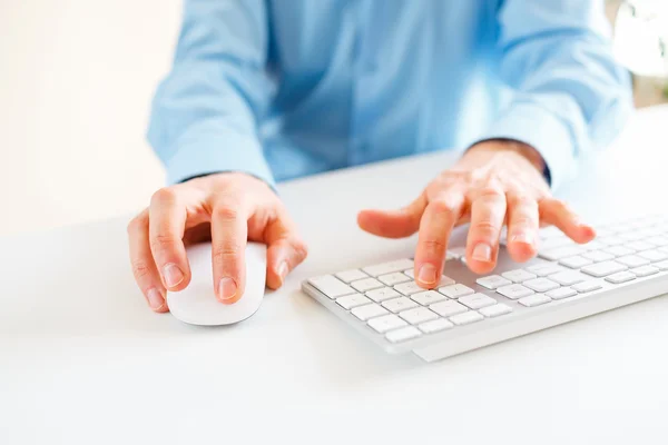 Trabajador de oficina de hombres escribiendo en el teclado — Foto de Stock