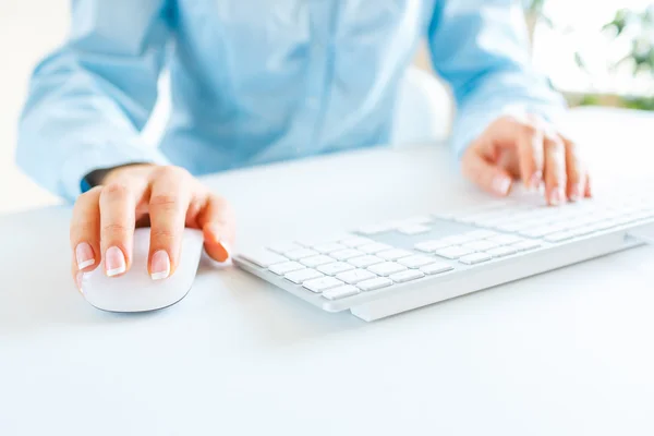 Büroangestellte tippt auf der Tastatur — Stockfoto