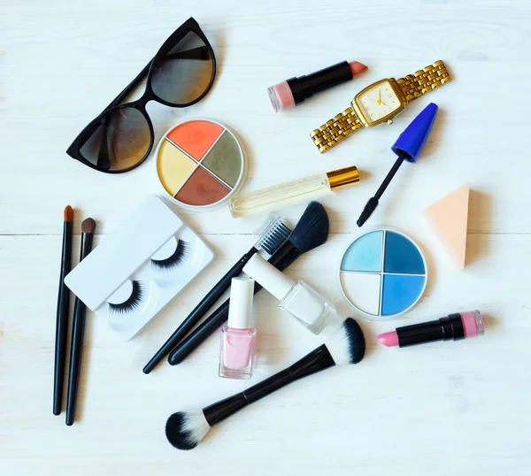Verschiedene Make-up-Produkte auf Holzgrund — Stockfoto