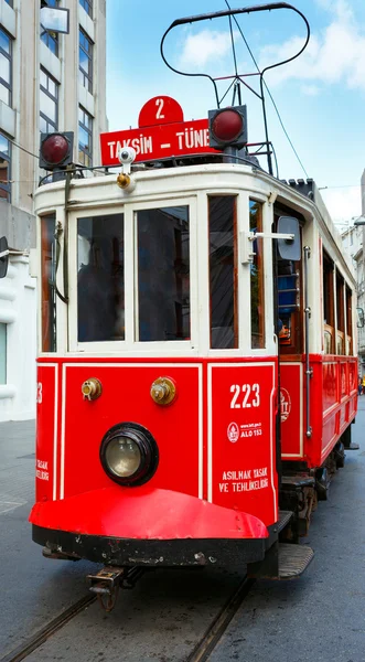 Taksim Istiklal Caddesi'nde kırmızı retro tramvay