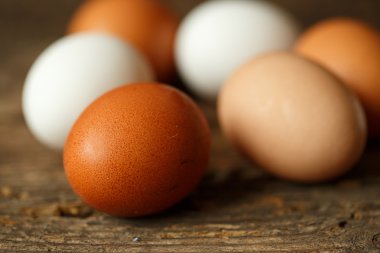 Ahşap rustik arka plan üzerinde tavuk yumurtası