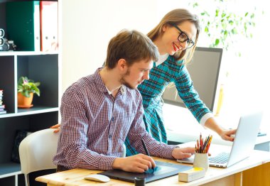 Güzel genç kadın ve evden çalışan adam