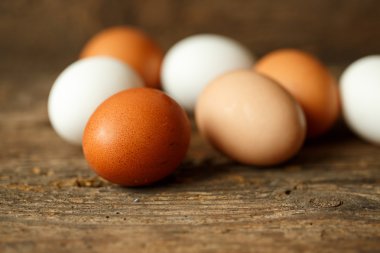 Ahşap rustik arka plan üzerinde tavuk yumurtası