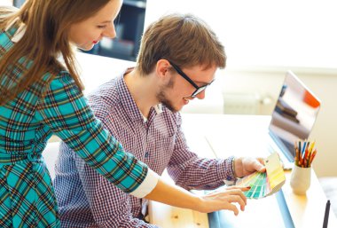 Genç adam ve kadın bir renk boya palete arıyor