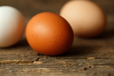 Ahşap rustik arka plan üzerinde tavuk yumurtası