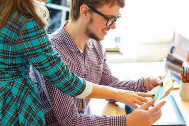 Genç adam ve kadın bir renk boya palete arıyor