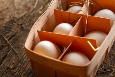 Ahşap rustik arka plan üzerinde tavuk yumurtası