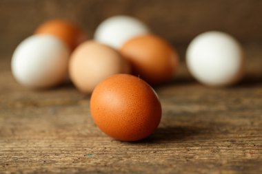 Ahşap rustik arka plan üzerinde tavuk yumurtası