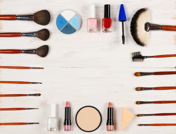 Verschiedene Make-up-Produkte auf weißem Hintergrund mit Copyspace — Stockfoto