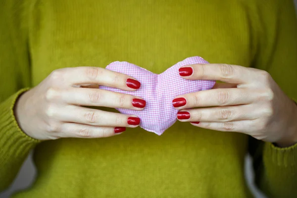 Zbliżenie na różowy serce w ręce kobiety — Zdjęcie stockowe
