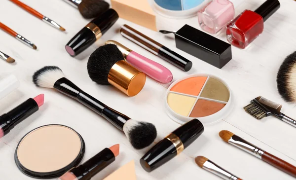 Vários produtos de maquiagem em fundo de madeira — Fotografia de Stock